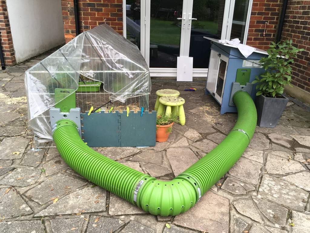 Zippi Tunnel Twin Pack with Corner and Hutch to Run Connection Kit