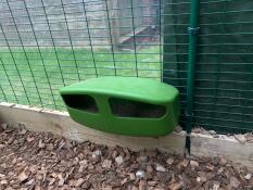 Keeps the rain and the kicked up hard wood chips out, excellent feeder.