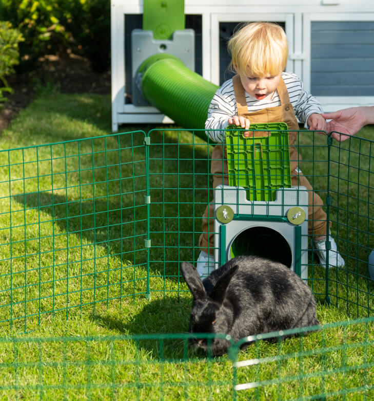 Klein meisje in interactie met haar konijn in een Zippi tunnelsysteem