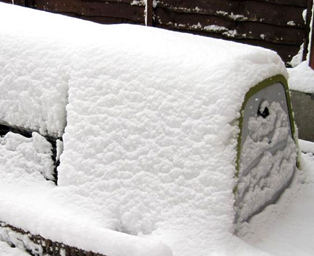 Eglu Go Meerschweinchenstall von Schnee bedeckt.