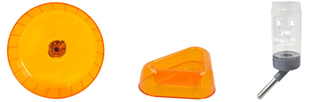 The water bottle, exercise wheel and food dish that come free with your Qute.